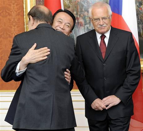 Pátelské objetí. Zmocnnec EU pro zahraniní politiku Javier Solana se vera ped summitem vítal s japonským premiérem Taróem Asem a prezidentem Václavem Klausem. 